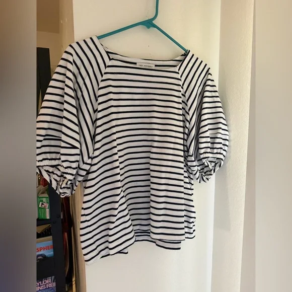 Free Assembly Balloon Sleeve Tee 🤍 - Picture 2 of 5